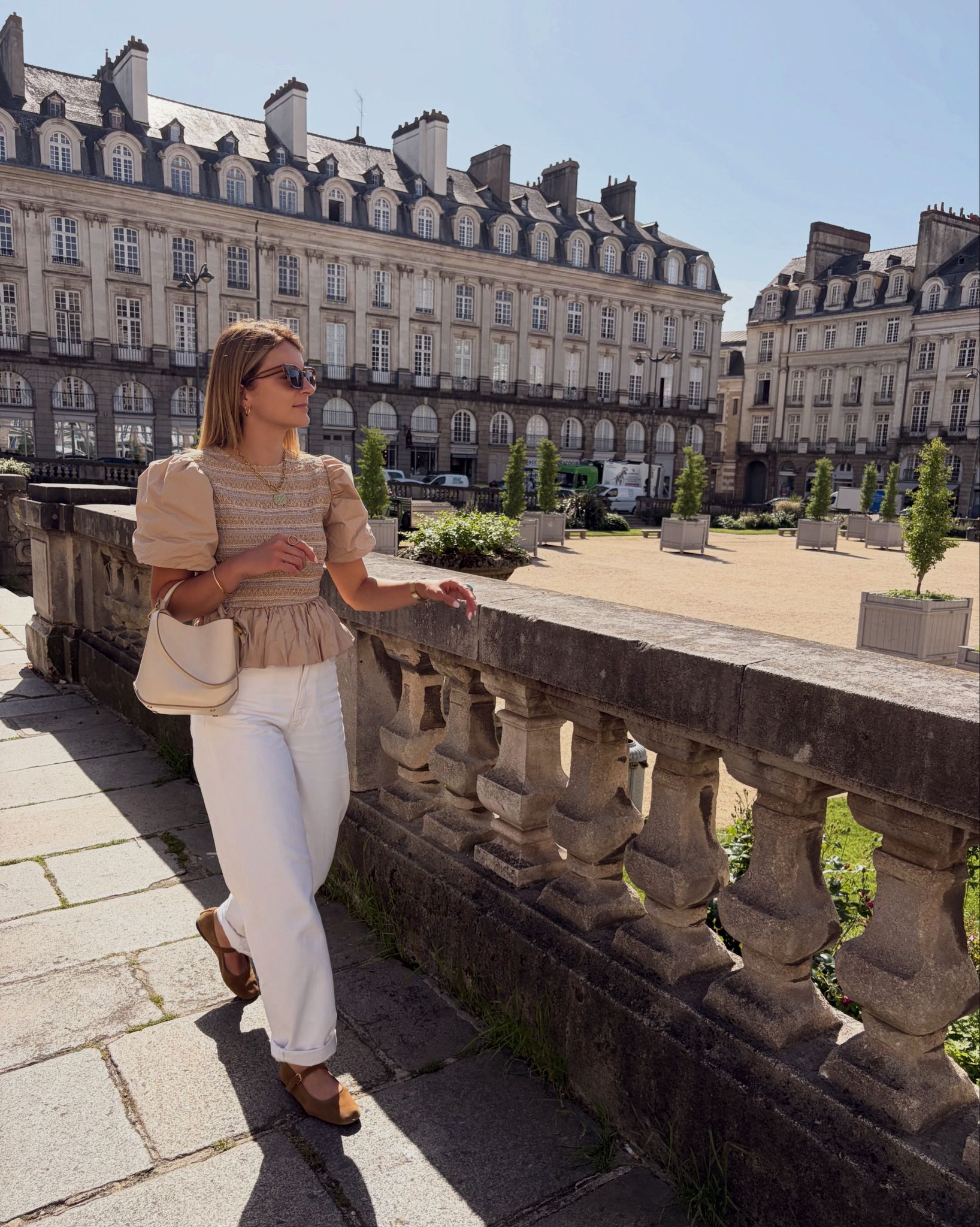 Alison la fondatrice de Marcelle Ouest se promène Place du Parlement à Rennes