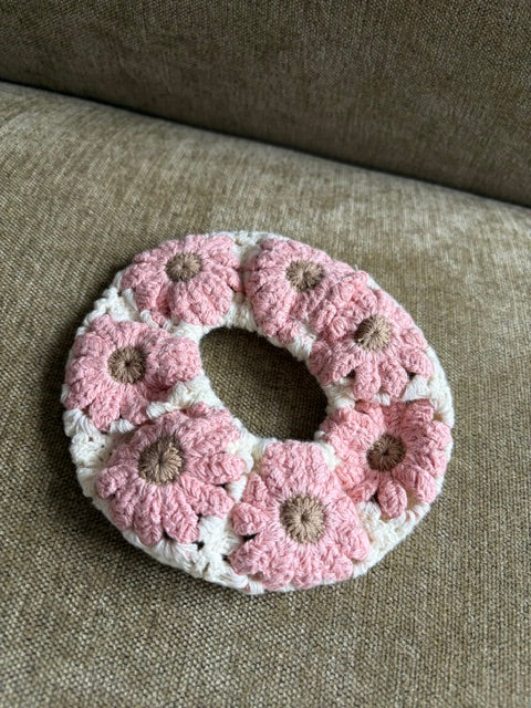 Magnifique chouchou crochet esprit bohème. Couleur crème rose et marron