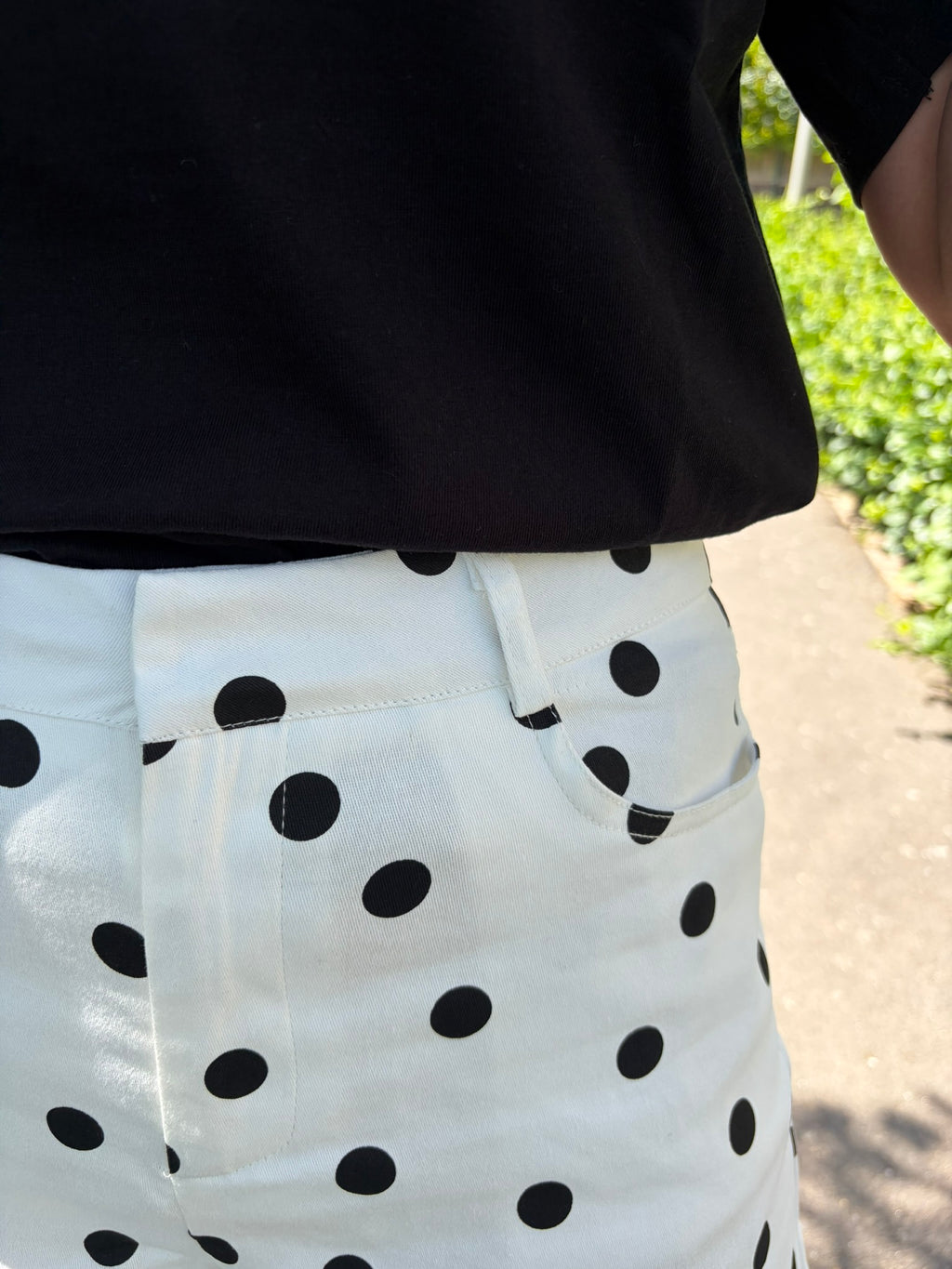 Pantalon fluide pois noirs fond blanc ANDY taille haute – Marcelle Ouest vu de près