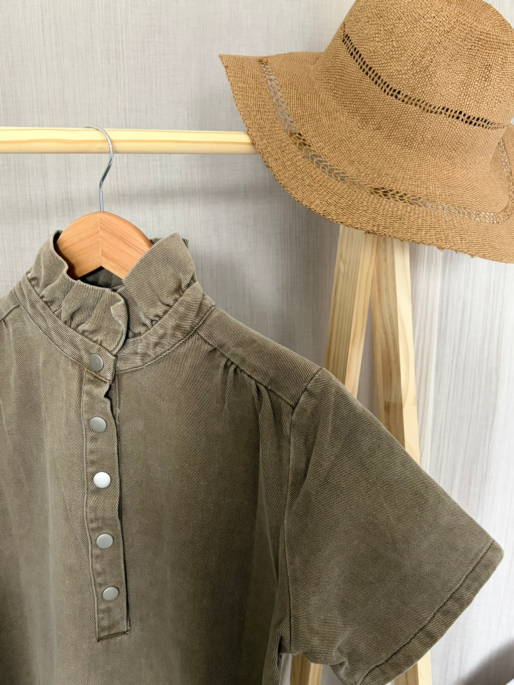 Robe VICTOIRE kaki col victorien 100% coton – Marcelle Ouest vue de près