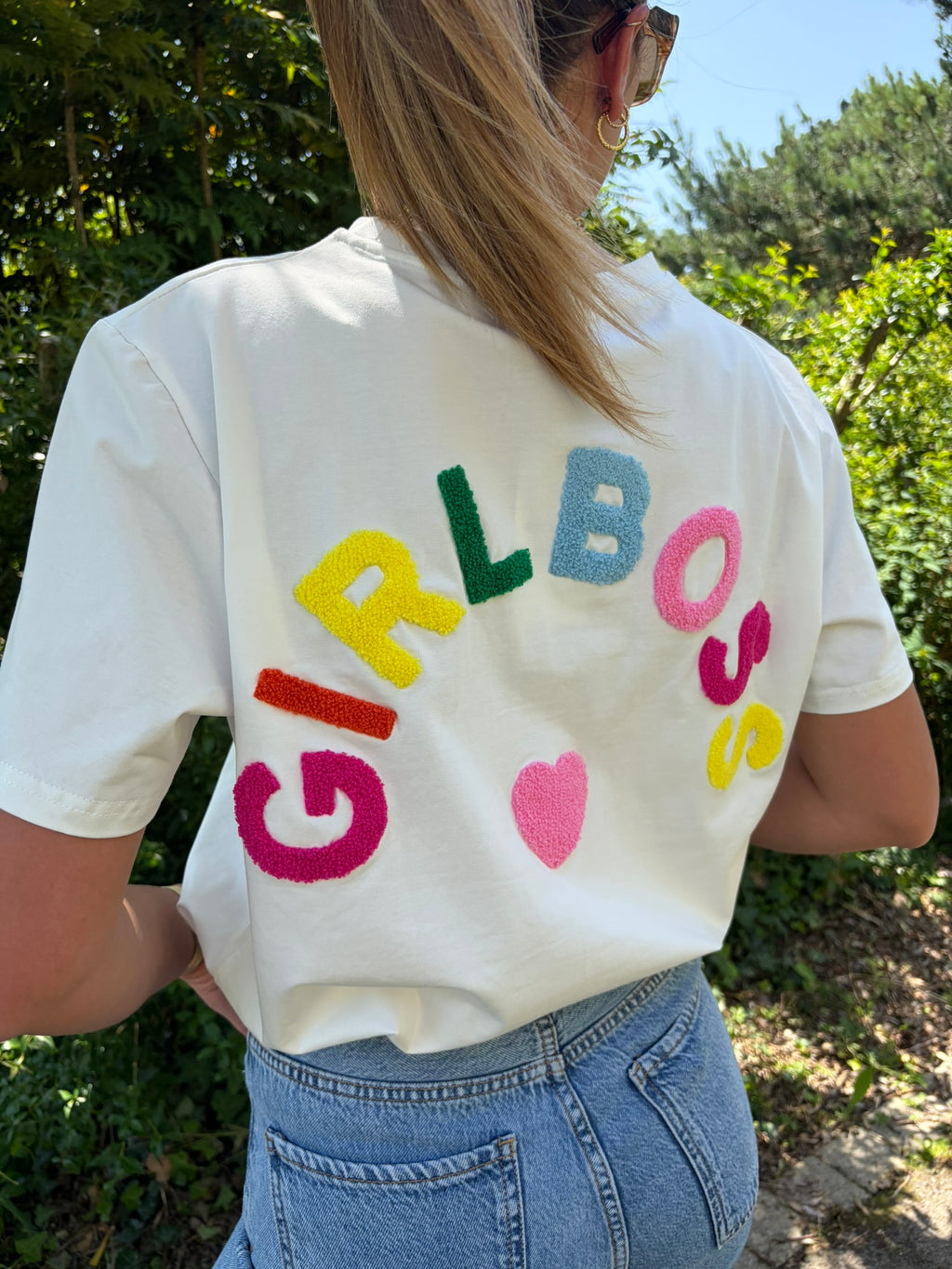 Tee-shirt blanc GIRLBOSS vue de dos broderie bouclette multicolore col rond – Marcelle Ouest