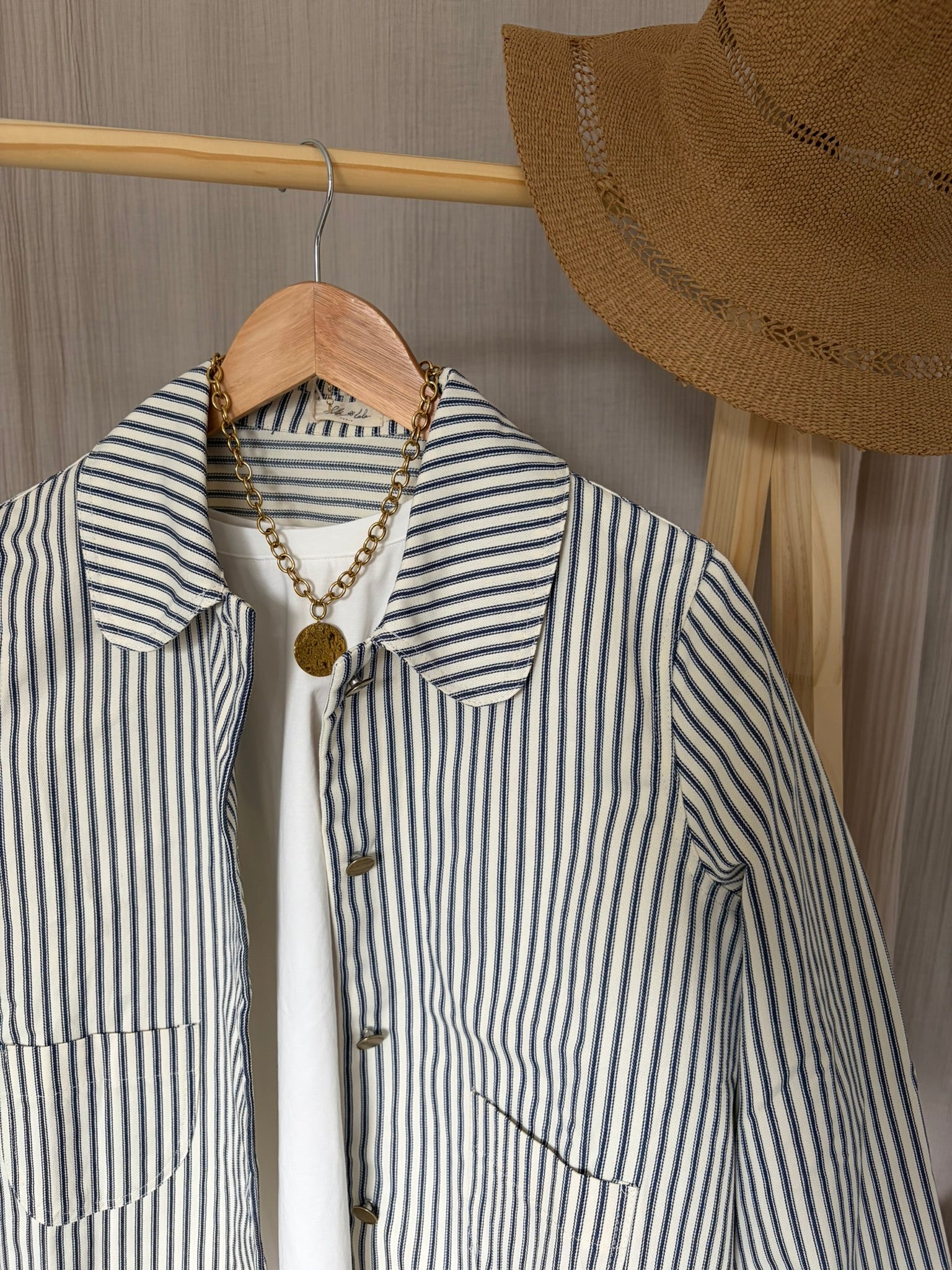 Veste rayée marine et blanc JEANNE col arrondi boutons dorés – Marcelle Ouest