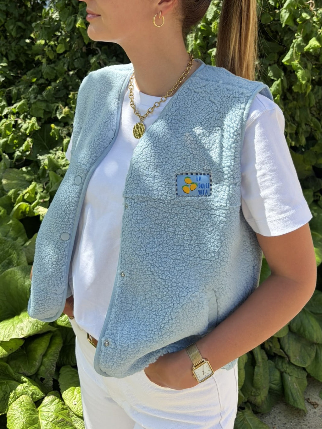 Gilet sans manches bouclette bleu ciel ROMA col V patch brodé La Dolce Vita – Marcelle Ouest