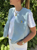 Gilet sans manches bouclette bleu ciel ROMA col V patch brodé La Dolce Vita – Marcelle Ouest
