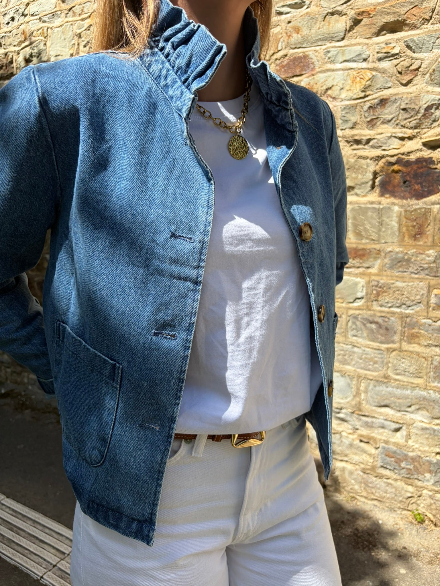 Veste en jean bleu col victorien coupe courte poches plaquées – Marcelle Ouest