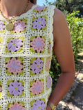  Top crochet fleuri MARCELLE sans manches carrés beige lilas vert olive rose pêche – Marcelle Ouest porté par Alison